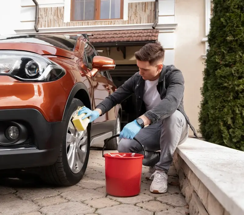 Lavage auto à domicile Ollières : professionnel intervenant sur un véhicule